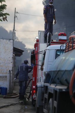 Salvador, Bahia, Brezilya - 19 Mart 2019: İtfaiye Teşkilatı üyeleri Salvador şehrindeki yatak fabrikasıyla mücadele ediyor..
