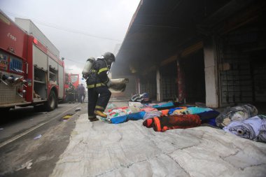 Salvador, Bahia, Brezilya - 20 Temmuz 2017: İtfaiyeciler Salvador şehrindeki yatak fabrikasıyla mücadele ediyorlar..