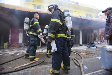 Salvador, Bahia, Brezilya - 20 Temmuz 2017: İtfaiyeciler Salvador şehrindeki yatak fabrikasıyla mücadele ediyorlar..