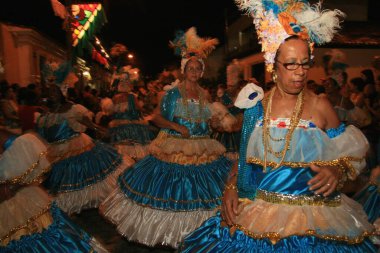 Caravelas, Bahia, Brezilya - 22 Şubat 2009: Caravelas şehrinin karnavalı sırasında Irmaos Portela Samba Okulunun geçit töreni.