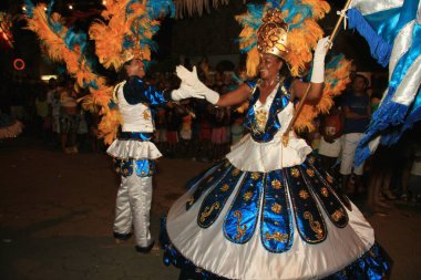 Caravelas, Bahia, Brezilya - 22 Şubat 2009: Caravelas şehrinin karnavalı sırasında Irmaos Portela Samba Okulunun geçit töreni.