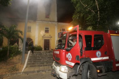 Salvador, Bahia, Brezilya - 3 Ocak 2013: İtfaiye teşkilatı üyeleri Salvador kentindeki Belediye Eğitim Departmanı genel merkezinde çıkan yangınla mücadele etti.