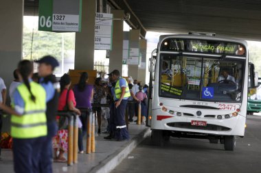 Salvador, Bahia, Brezilya - 21 Eylül 2016: Salvador 'da halk toplu taşıma otobüsü bekleyen insanlar.