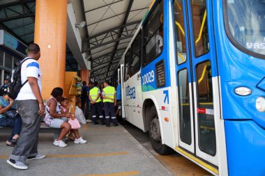 Salvador, Bahia, Brezilya - 21 Eylül 2016: Salvador 'da halk toplu taşıma otobüsü bekleyen insanlar.