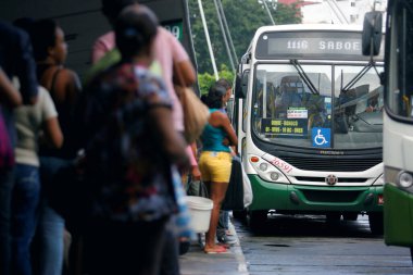 Salvador, Bahia, Brezilya - 21 Eylül 2016: Salvador 'da halk toplu taşıma otobüsü bekleyen insanlar.