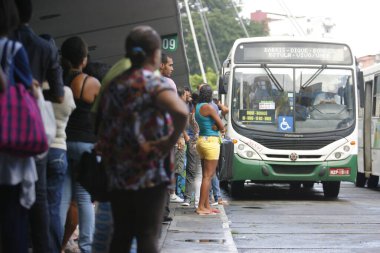 Salvador, Bahia, Brezilya - 21 Eylül 2016: Salvador 'da halk toplu taşıma otobüsü bekleyen insanlar.