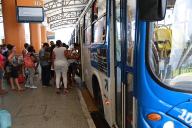 Salvador, Bahia, Brezilya - 21 Eylül 2016: Salvador 'da halk toplu taşıma otobüsü bekleyen insanlar.