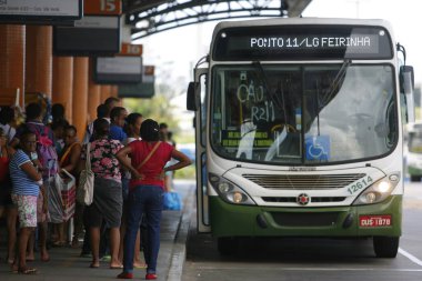 Salvador, Bahia, Brezilya - 21 Eylül 2016: Salvador 'da halk toplu taşıma otobüsü bekleyen insanlar.