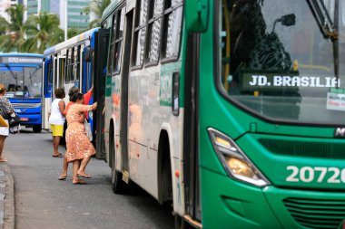 Salvador, Bahia, Brezilya - 21 Eylül 2016: Salvador 'da halk toplu taşıma otobüsü bekleyen insanlar.