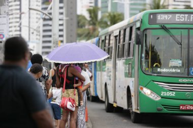 Salvador, Bahia, Brezilya - 21 Eylül 2016: Salvador 'da halk toplu taşıma otobüsü bekleyen insanlar.