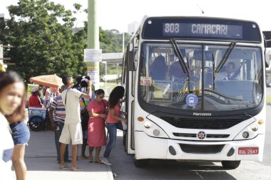 Salvador, Bahia, Brezilya - 25 Nisan 2019: Salvador kentindeki bir otobüs durağında toplu taşıma kullanıcıları görülüyor.