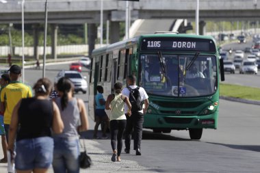 Salvador, Bahia, Brezilya - 25 Nisan 2019: Salvador kentindeki bir otobüs durağında toplu taşıma kullanıcıları görülüyor.