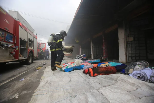 Salvador Bahia Brazil 2017年7月20日 萨尔瓦多市消防局成员在床垫厂灭火 — 图库照片