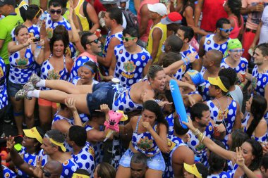 Salvador, Bahia, Brezilya - 4 Mart 2014: Salvador 'daki Camaleao Karnaval Bloğu' nda bir gösteri sırasında genç adam kalabalık tarafından taşınıyor.
