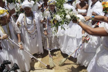 Salvador, Bahia, Brezilya - 15 Ocak 2015: Baiana, Salvador 'da Igreja do Senhor do Bonfim' in girişinde kokulu suyla yıkanır..
