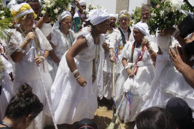 Salvador, Bahia, Brezilya - 15 Ocak 2015: Baiana, Salvador 'da Igreja do Senhor do Bonfim' in girişinde kokulu suyla yıkanır..