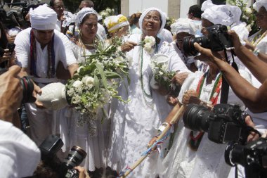 Salvador, Bahia, Brezilya - 15 Ocak 2015: Baiana, Salvador 'da Igreja do Senhor do Bonfim' in girişinde kokulu suyla yıkanır..