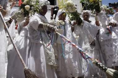 Salvador, Bahia, Brezilya - 15 Ocak 2015: Baiana, Salvador 'da Igreja do Senhor do Bonfim' in girişinde kokulu suyla yıkanır..