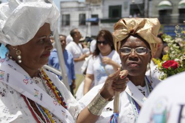 Salvador, Bahia, Brezilya - 15 Ocak 2015: Baiana, Salvador 'da Igreja do Senhor do Bonfim' in girişinde kokulu suyla yıkanır..