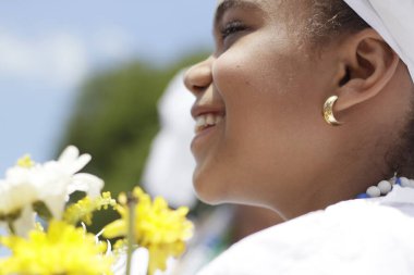 Salvador, Bahia, Brezilya - 15 Ocak 2015: Baiana, Salvador 'da Igreja do Senhor do Bonfim' in girişinde kokulu suyla yıkanır..