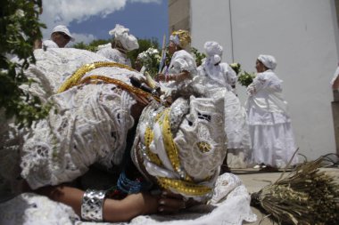 Salvador, Bahia, Brezilya - 15 Ocak 2015: Baiana, Salvador 'da Igreja do Senhor do Bonfim' in girişinde kokulu suyla yıkanır..