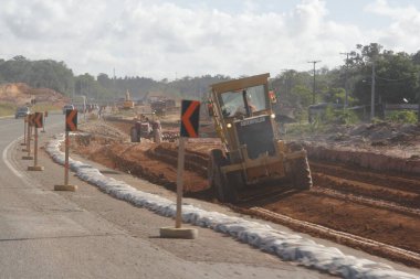 Camacari, Bahia, Brezilya - 7 Şubat 2013: BA 335 otoyolunda kopyalama çalışmaları, Salvador 'u Camacari ve Petrokimya Kompleksi' ne bağlayan yol.