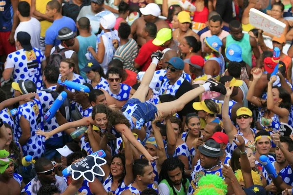 ブラジル バヒア州サラドール2014年3月4日 サルバドール市のカマラエオ カーニバル ブロックでの公演中に若者が群衆によって運ばれるのを見る — ストック写真