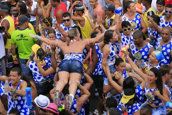 ブラジル バヒア州サラドール2014年3月4日 サルバドール市のカマラエオ カーニバル ブロックでの公演中に若者が群衆によって運ばれるのを見る — ストック写真