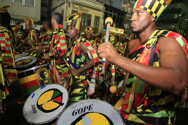 Salvador, Bahia, Brezilya - 4 Mart 2014: Salvador şehrindeki kanal şenlikleri sırasında Olodum karnaval bloğu üyeleri.