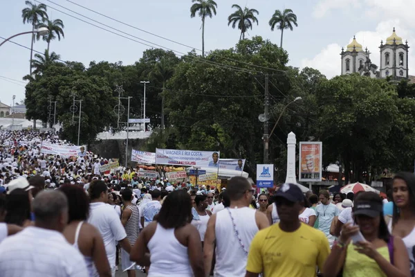 ブラジル バヒア州サラドール2015年1月15日 セニョール ボンフィムの信者たちがサルバドール市内の教会に行進中 — ストック写真