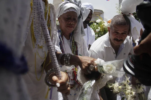 Salvador, Bahia, Brezilya - 15 Ocak 2015: Baiana, Salvador 'da Igreja do Senhor do Bonfim' in girişinde kokulu suyla yıkanır..