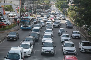Salvador, Bahia, Brezilya - 21 Aralık 2021: Salvador 'da Avenida Tancredo Neves' de trafik eş idaresinde araçların hareketi.