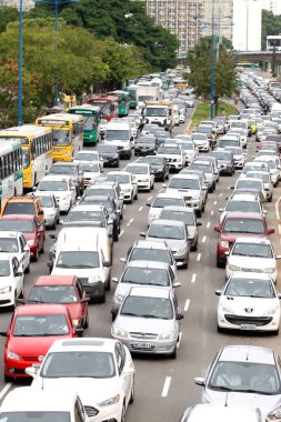 Salvador, Bahia, Brezilya - 12 Ocak 2016: Salvador 'da trafik sıkışıklığı yaşayan araçların hareketi