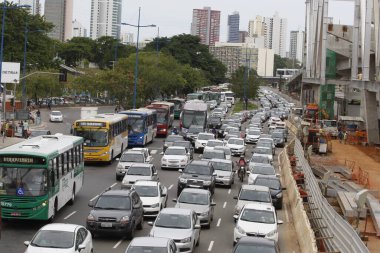 Salvador, Bahia, Brezilya - 12 Ocak 2016: Salvador 'da trafik sıkışıklığı yaşayan araçların hareketi