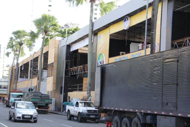 Salvador, Bahia, Brezilya - 6 Mart 2014: Salvador Karnavalı 'nda kullanılan kabinleri monte etmek için kullanılan demir yapıyı sökmeye çalışan işçiler.