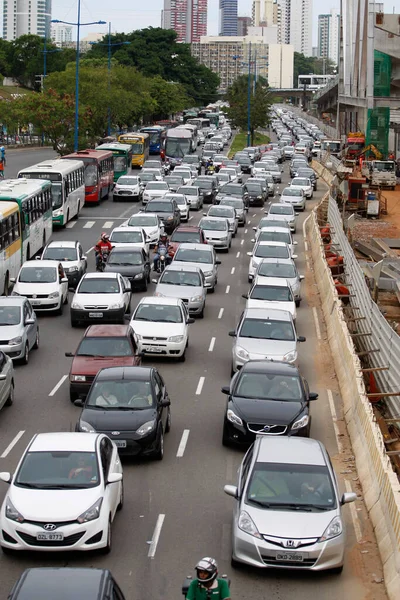 Salvador, Bahia, Brezilya - 12 Ocak 2016: Salvador 'da trafik sıkışıklığı yaşayan araçların hareketi