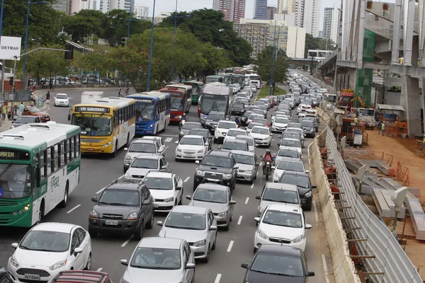 Salvador, Bahia, Brezilya - 12 Ocak 2016: Salvador 'da trafik sıkışıklığı yaşayan araçların hareketi