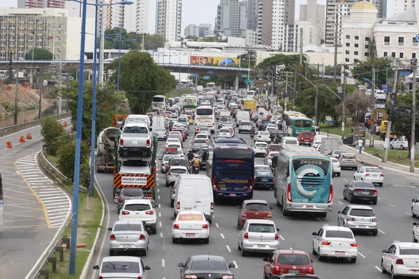 Salvador, Bahia, Brezilya - 12 Ocak 2016: Salvador 'da trafik sıkışıklığı yaşayan araçların hareketi