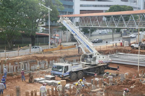 Salvador, Bahia, Brezilya - 21 Aralık 2021: Salvador 'da bir transit yol inşaatında vinç kamyonu.