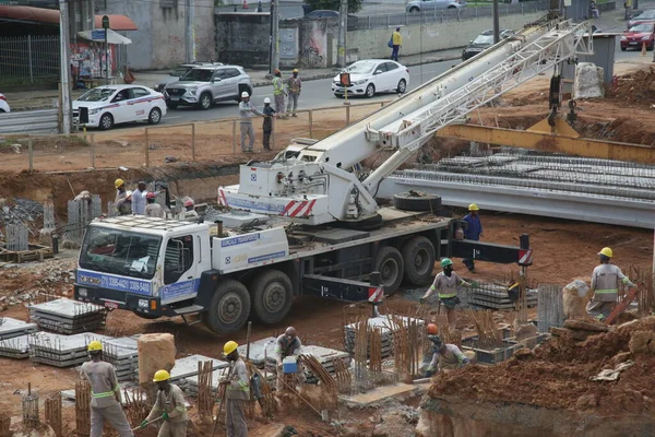 Salvador, Bahia, Brezilya - 21 Aralık 2021: Salvador 'da bir transit yol inşaatında vinç kamyonu.