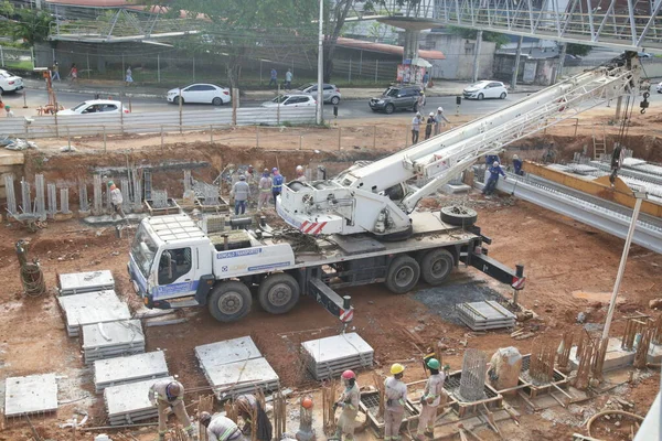 Salvador, Bahia, Brezilya - 21 Aralık 2021: Salvador 'da bir transit yol inşaatında vinç kamyonu.