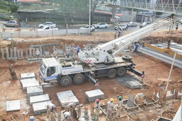 Salvador, Bahia, Brezilya - 21 Aralık 2021: Salvador 'da bir transit yol inşaatında vinç kamyonu.