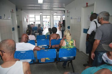 Salvador, Bahia, Brezilya - 17 Aralık 2021: Salvador 'da bir sağlık merkezinde ortalama bakım bekleyen insanlar.