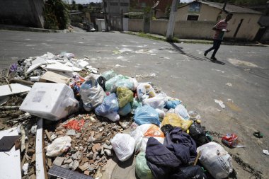 Simoes filho, bahia, brrazil - 24 Nisan 2019: Simoes Filho şehrinin sokaklarında toplanan çöp.