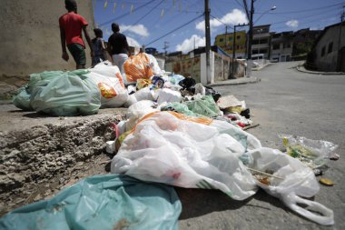 Simoes filho, bahia, brrazil - 24 Nisan 2019: Simoes Filho şehrinin sokaklarında toplanan çöp.