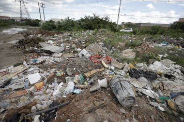 Feira de Santana, Bahia, Brezilya - 15 Mayıs 2019: Feira de Santana şehrinin sokaklarında biriken çöp.