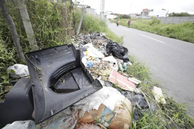 Feira de Santana, Bahia, Brezilya - 15 Mayıs 2019: Feira de Santana şehrinin sokaklarında biriken çöp.
