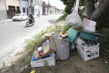 Feira de Santana, Bahia, Brezilya - 15 Mayıs 2019: Feira de Santana şehrinin sokaklarında biriken çöp.