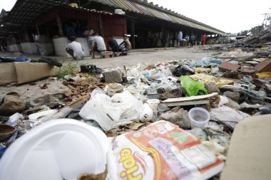 Feira de Santana, Bahia, Brezilya - 15 Mayıs 2019: Feira de Santana şehrinin sokaklarında biriken çöp.