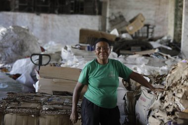 Feira de Santana, Bahia, Brezilya - 15 Mayıs 2019: Feita de Santana şehrindeki bir kooperatifte geri dönüştürülecek kişi.
